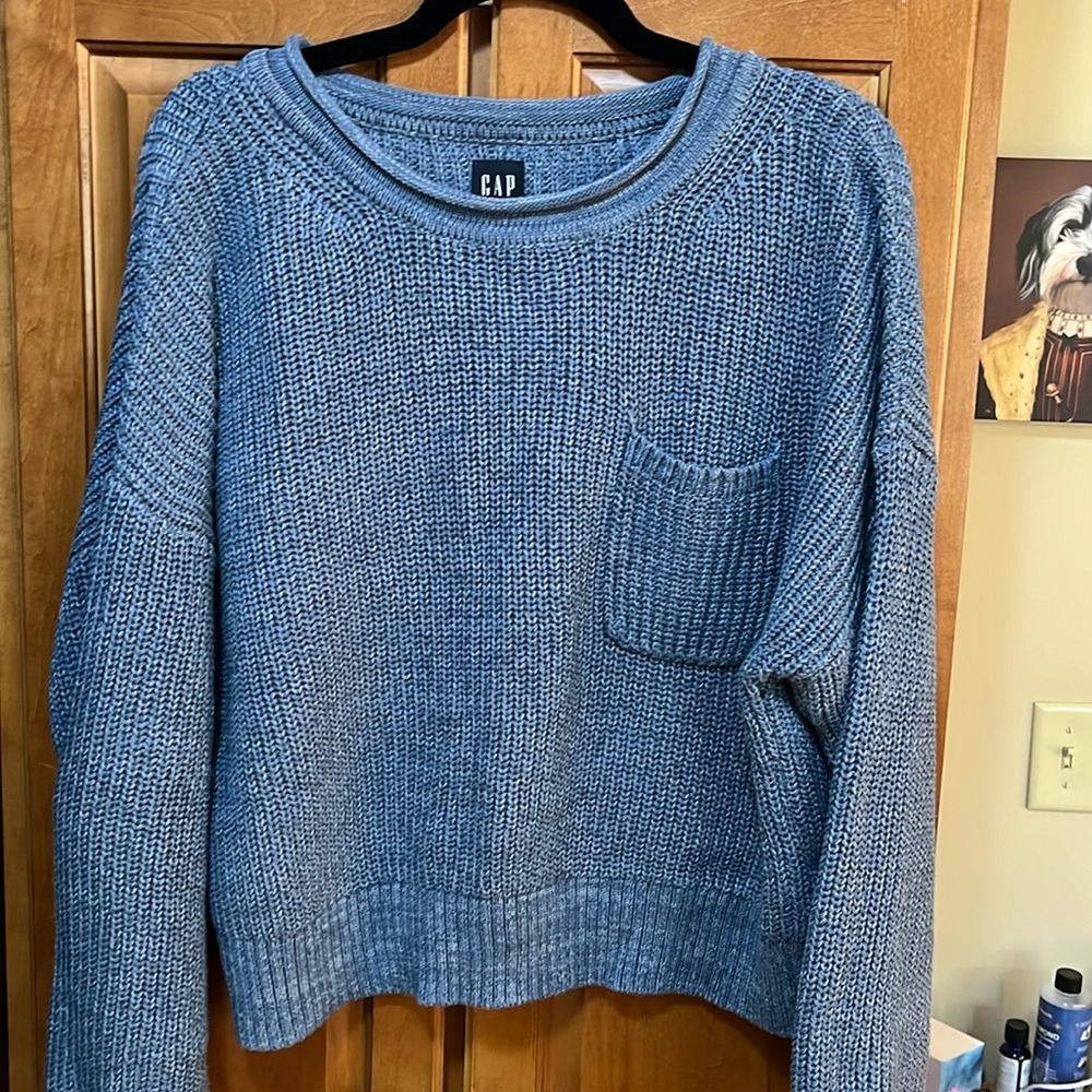 Gap sweater, size medium. 21 inches in length from shoulder.